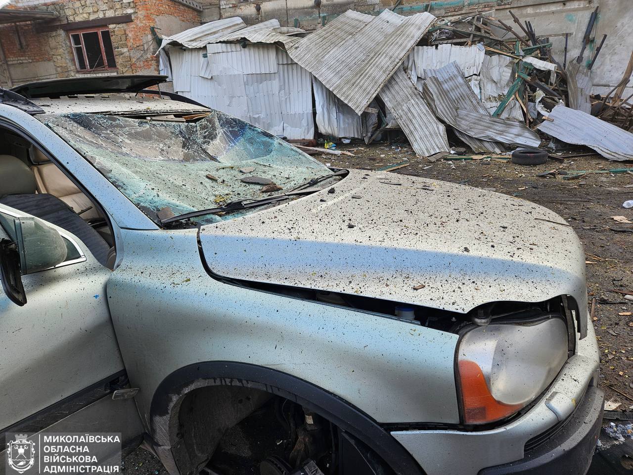 Горел супермаркет, повреждена многоэтажка: появились новые кадры последствий атаки РФ на Николаев. Фото и видео