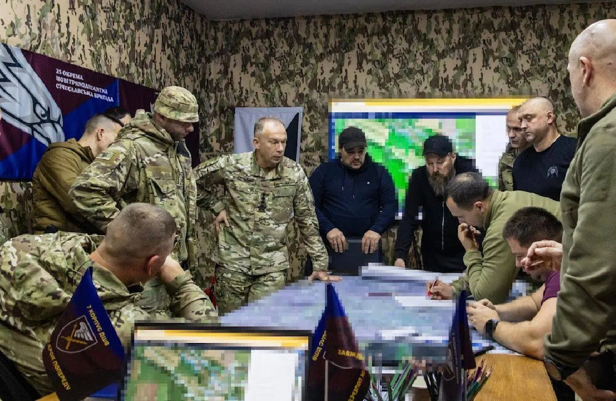 "Посилюємо війська додатковими підрозділами": Сирський відвідав штаб Сил оборони на Донеччині. Фото