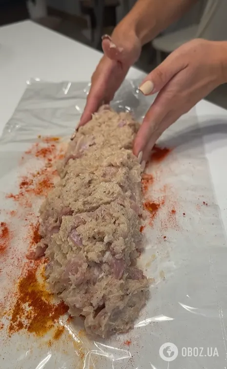 Як приготувати домашню курячу ковбасу на бутерброди: в складі лише натуральні компоненти