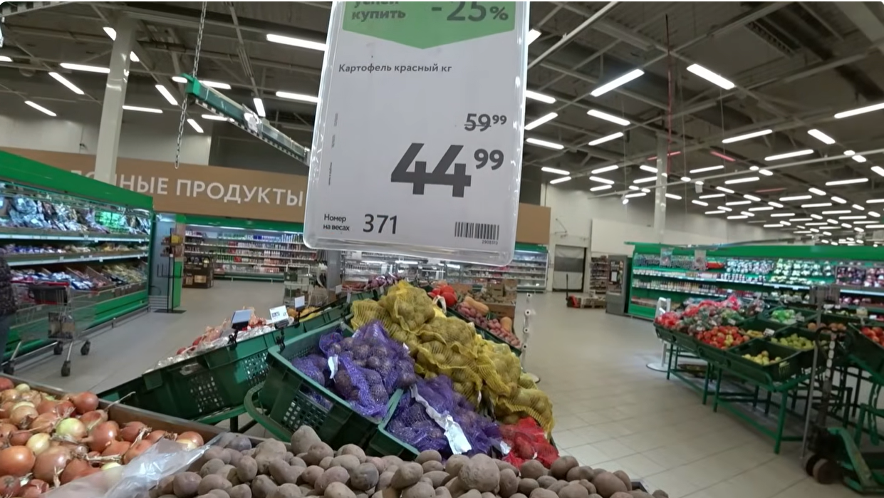 Россияне экономят на еде и переходят в магазины для нищих: из-за войны и санкций в стране-агрессоре растут цены на продукты