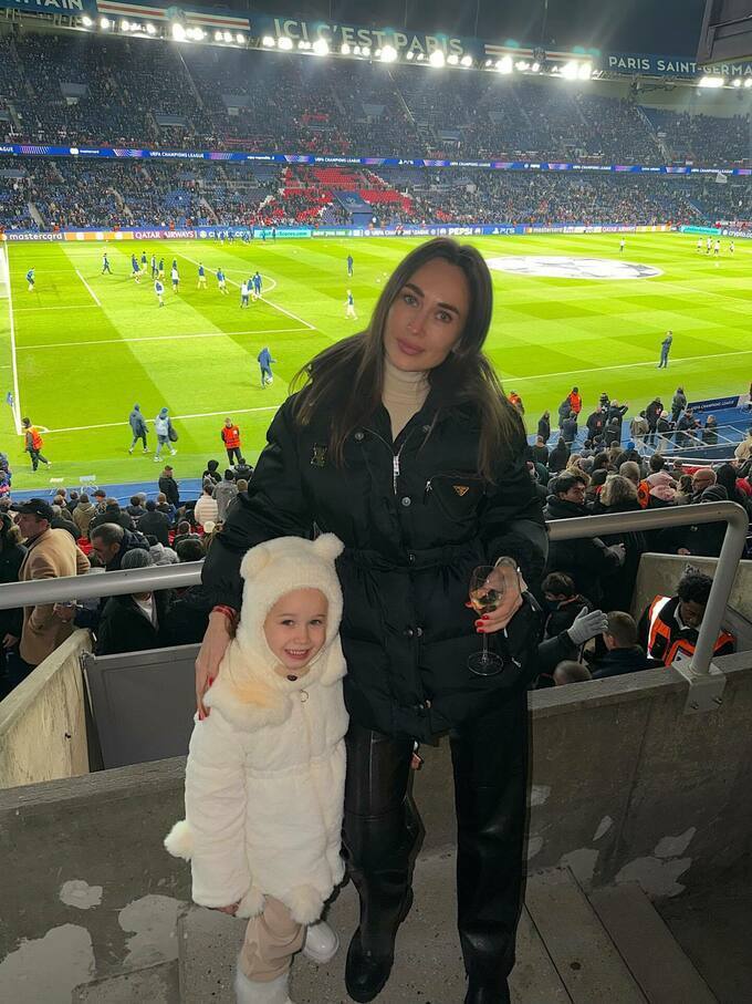 39-летняя теща Забарного приехала на стадион поддержать зятя и поразила внешним видом. Фото