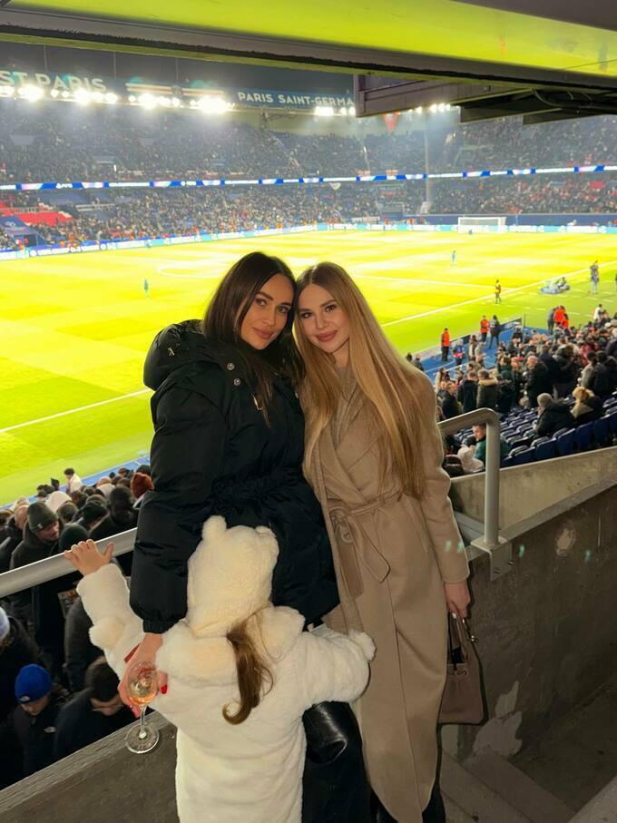 39-летняя теща Забарного приехала на стадион поддержать зятя и поразила внешним видом. Фото