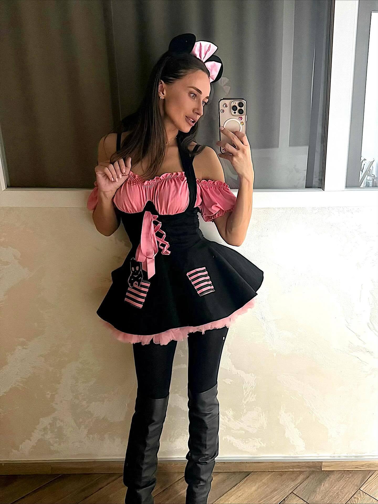 39-летняя теща Забарного приехала на стадион поддержать зятя и поразила внешним видом. Фото