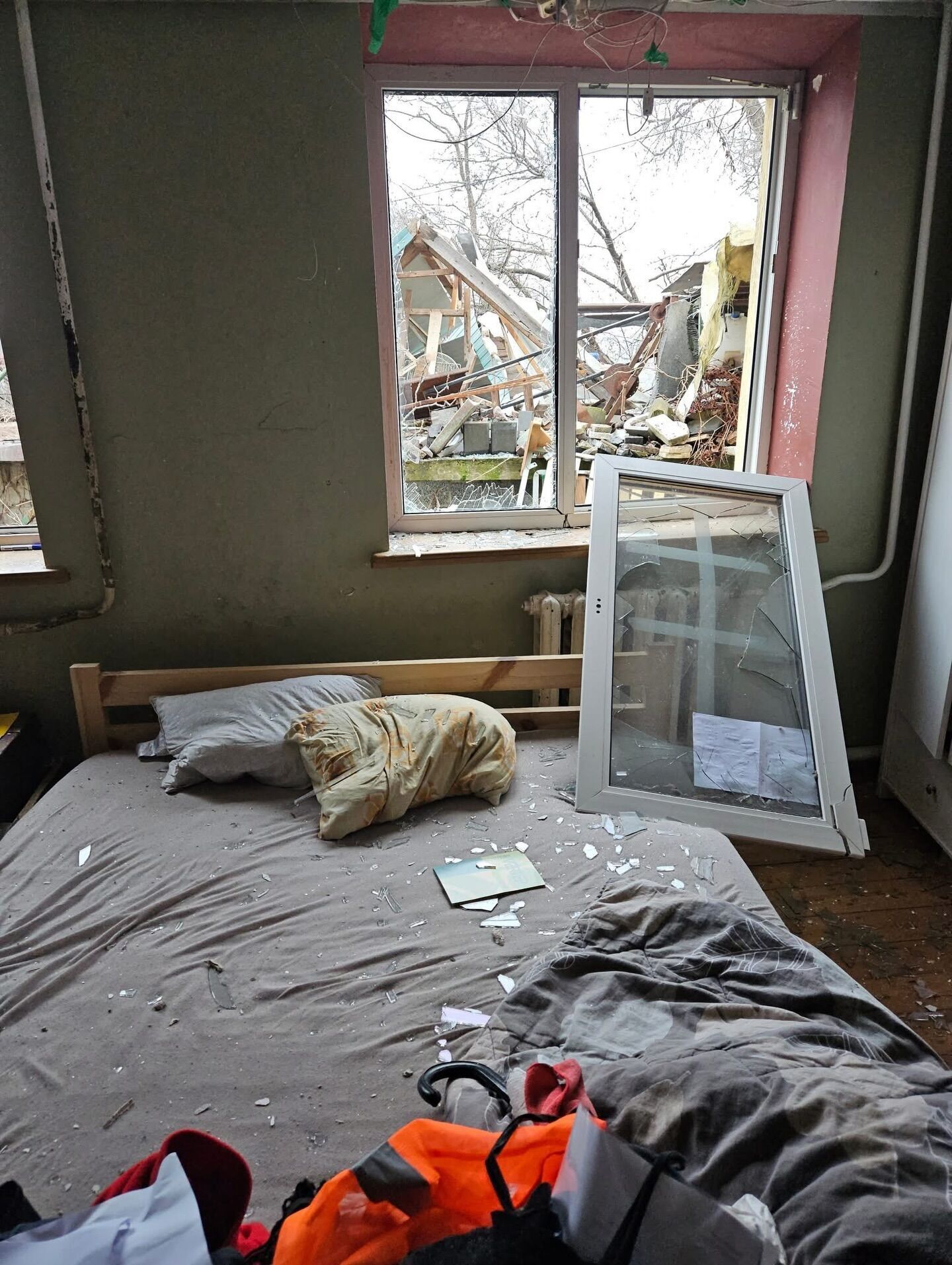 Россия разрушила дом украинского художника в Киеве: выбиты окна, разбита крыша, но все живы. Фото последствий