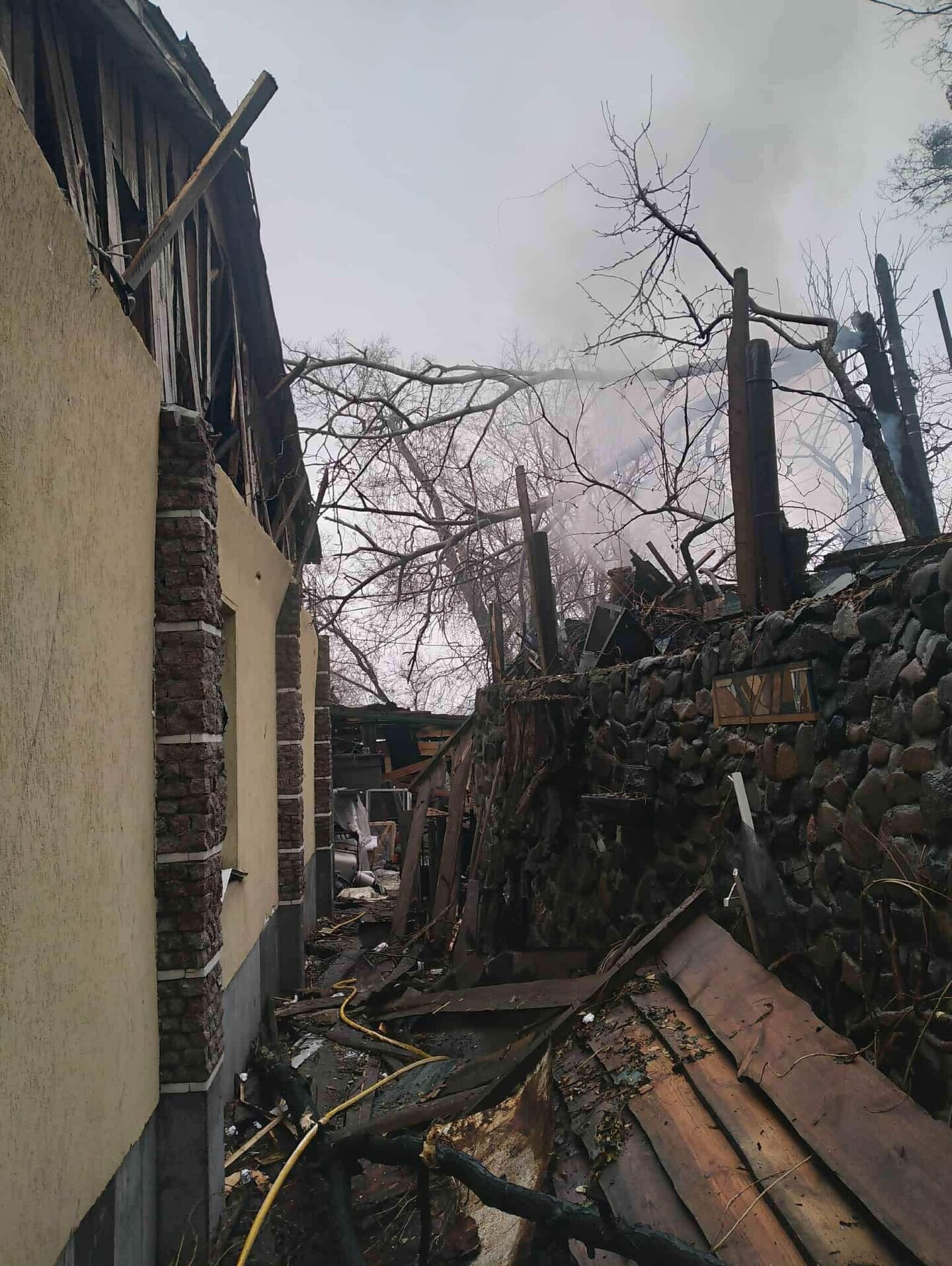 Россия разрушила дом украинского художника в Киеве: выбиты окна, разбита крыша, но все живы. Фото последствий