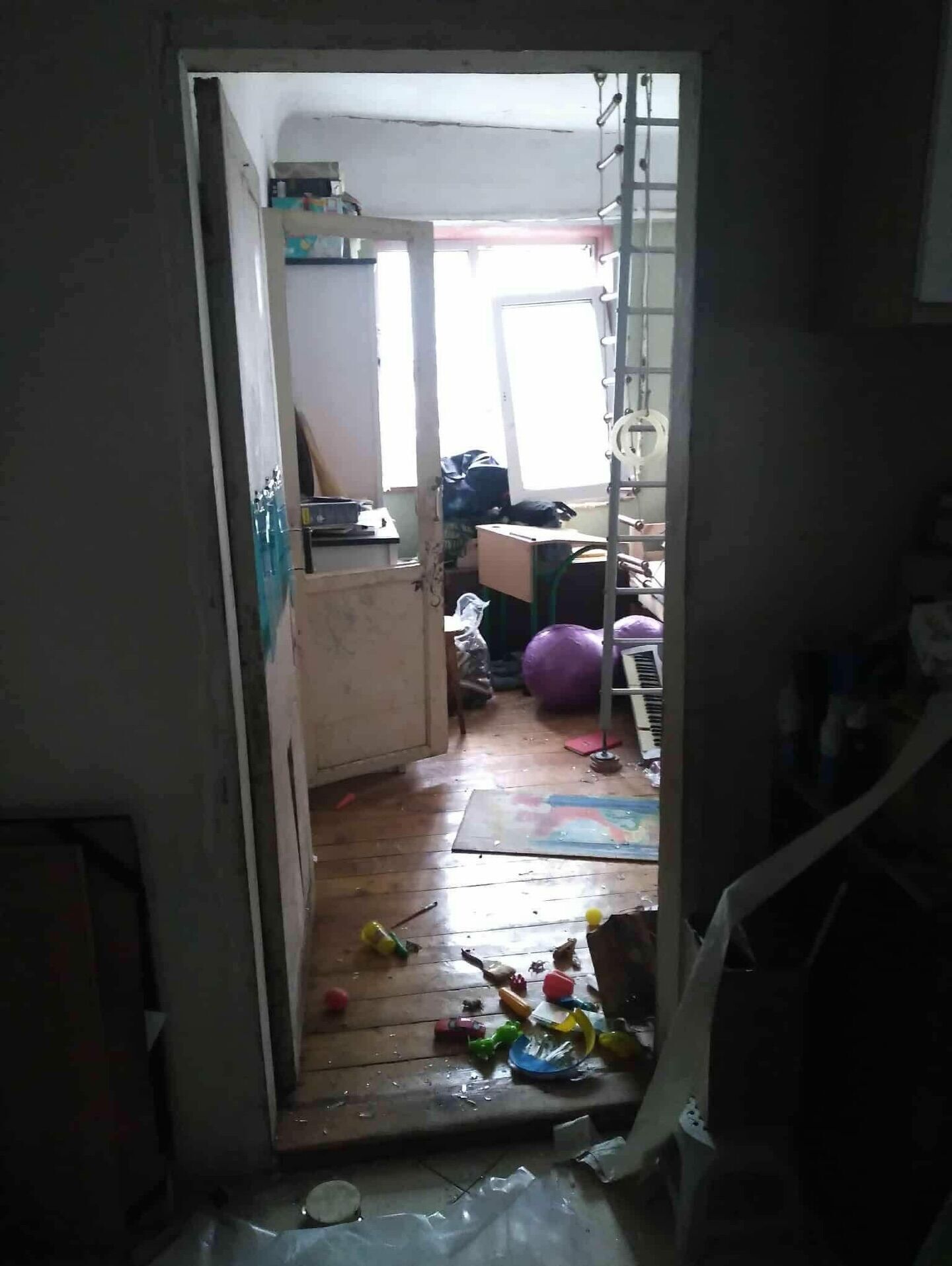 Россия разрушила дом украинского художника в Киеве: выбиты окна, разбита крыша, но все живы. Фото последствий