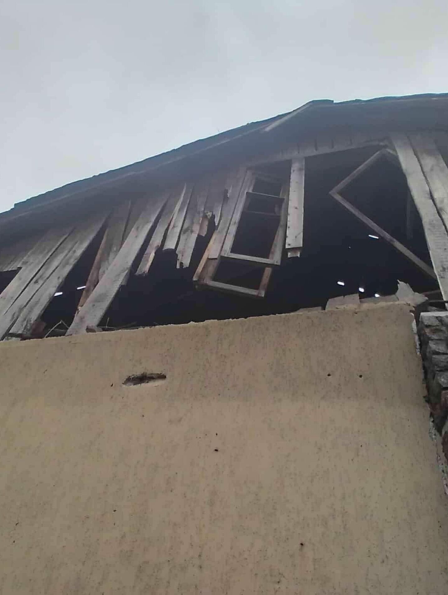 Россия разрушила дом украинского художника в Киеве: выбиты окна, разбита крыша, но все живы. Фото последствий