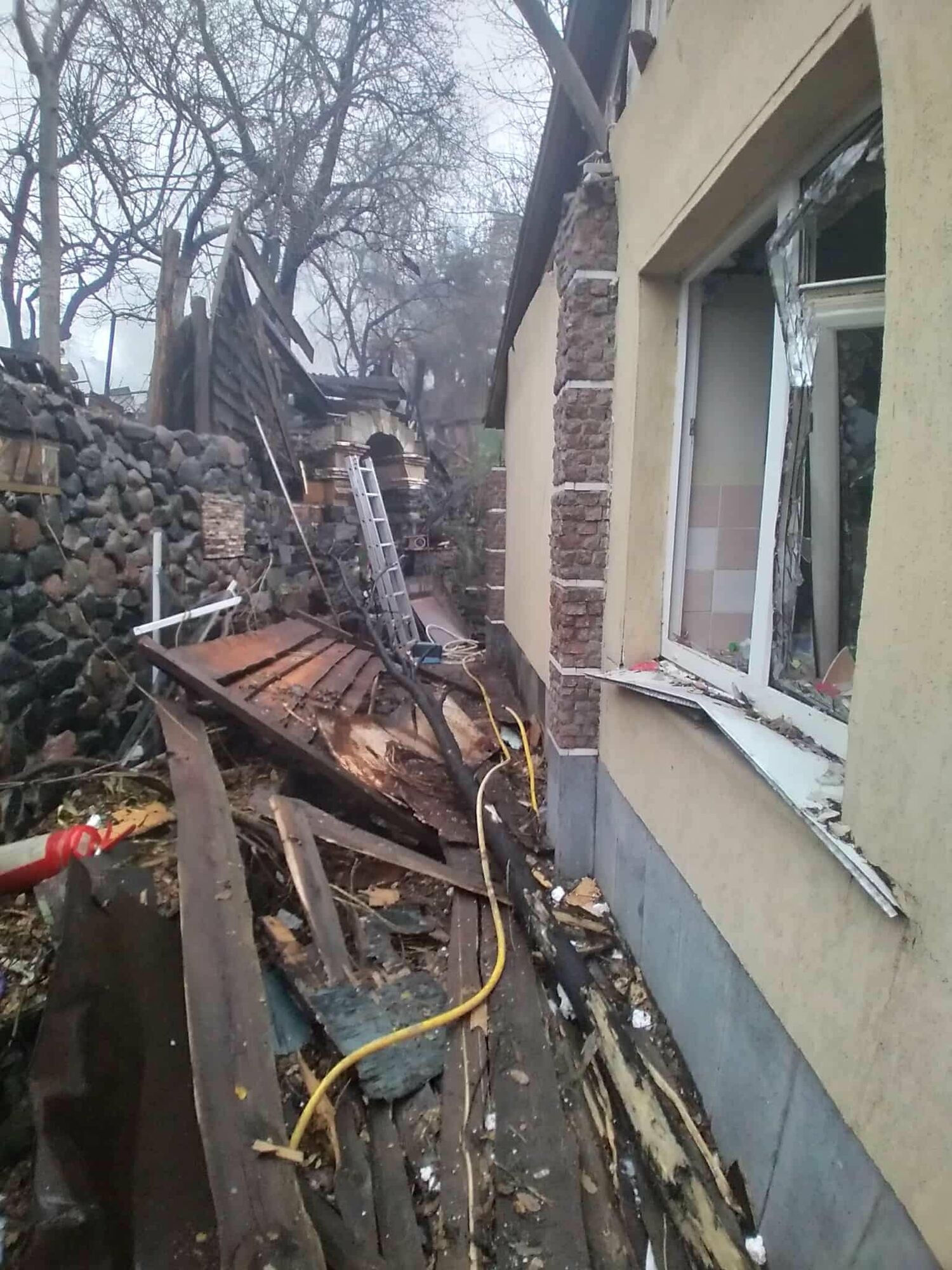 Россия разрушила дом украинского художника в Киеве: выбиты окна, разбита крыша, но все живы. Фото последствий