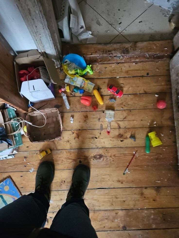 Россия разрушила дом украинского художника в Киеве: выбиты окна, разбита крыша, но все живы. Фото последствий