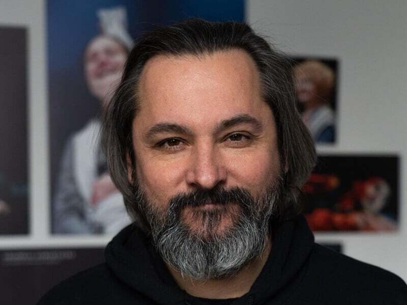 Жена Белоуса, которого обвиняют в насилии, назвала "кармой" его секс-скандал: как суд препятствует рассмотрению дела