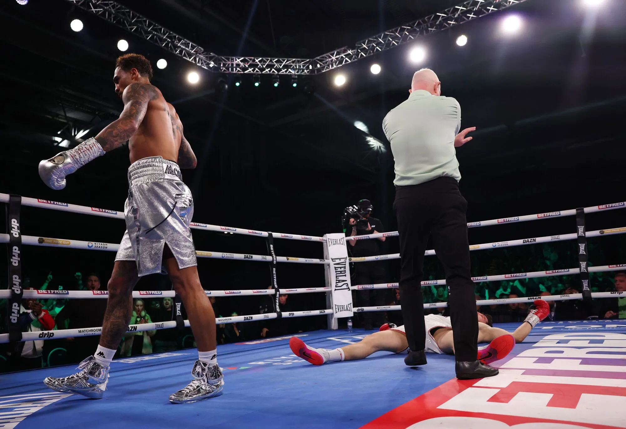 Непобедимый боксер брутальным нокаутом в первом раунде выиграл чемпионский бой. Видео