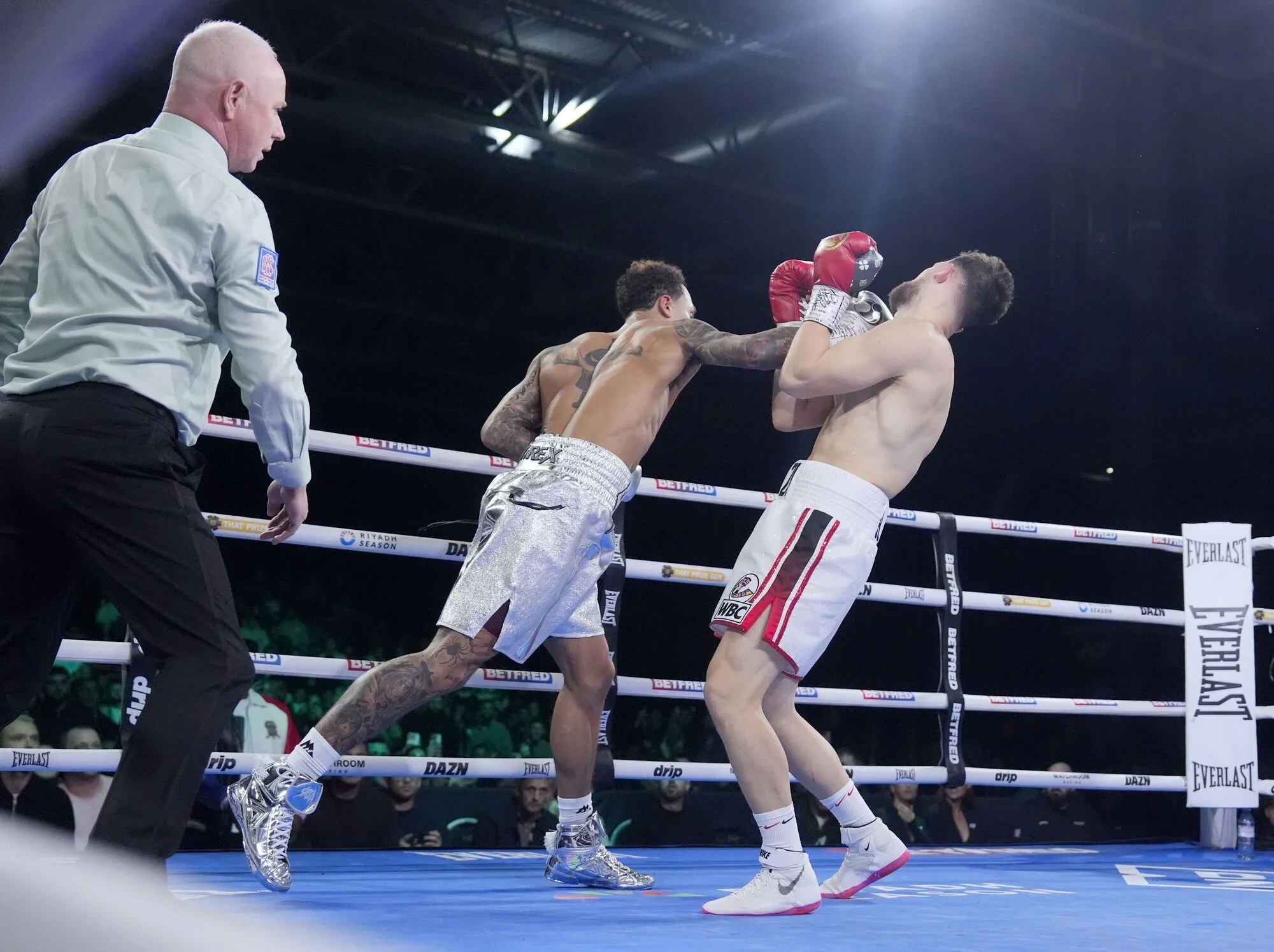 Непобедимый боксер брутальным нокаутом в первом раунде выиграл чемпионский бой. Видео