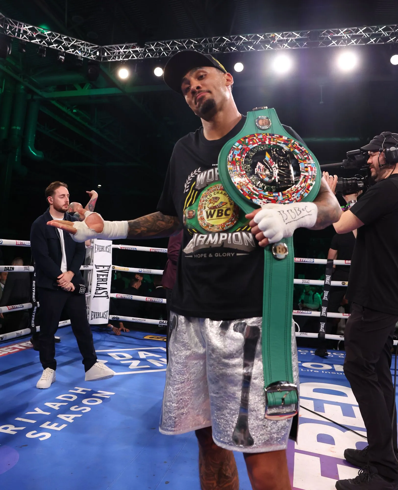 Непобедимый боксер брутальным нокаутом в первом раунде выиграл чемпионский бой. Видео