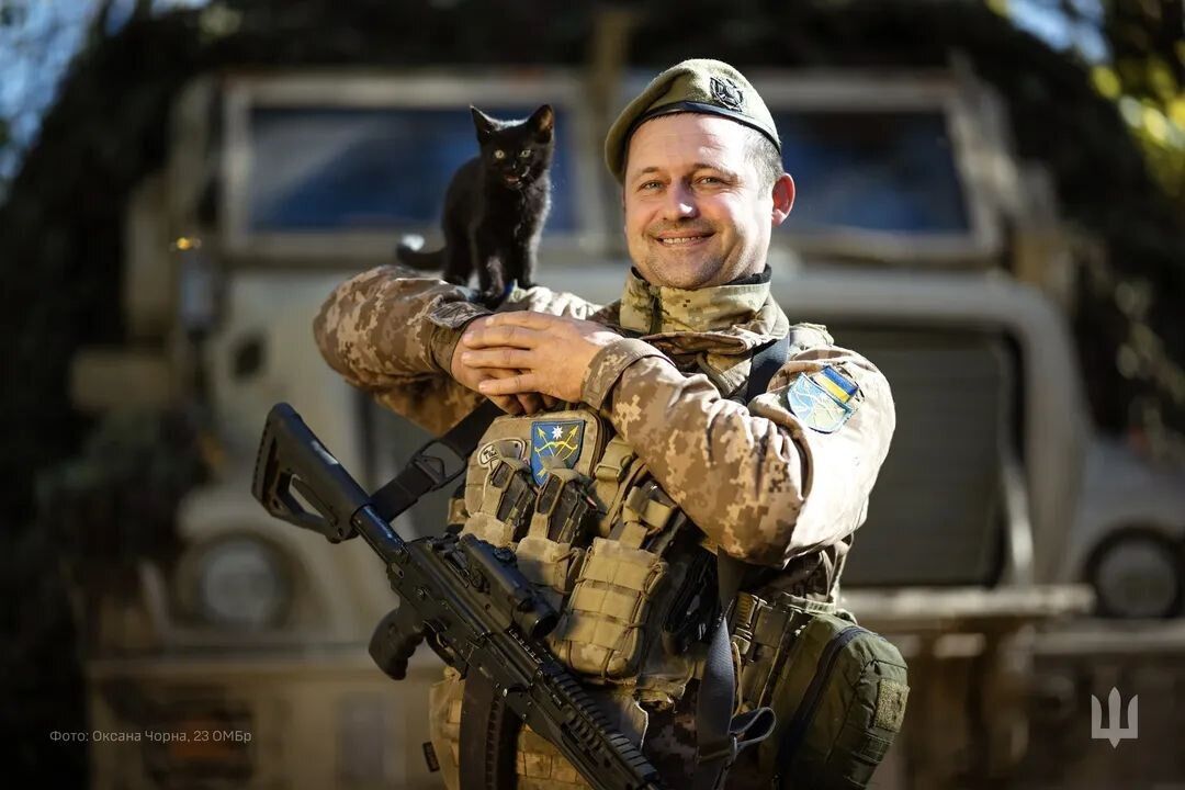 Пушистые талисманы: в Генштабе показали, как котики оберегают бойцов на фронте. Фото