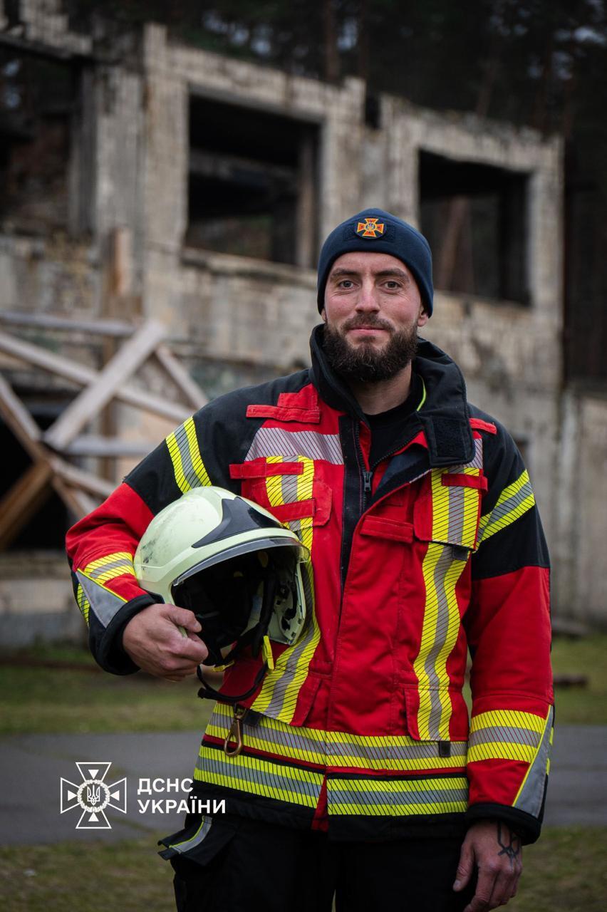 Будинок був у вогні: рятувальник розповів, як виносив з полум'я людей після ворожого удару по Києву. Фото та відео