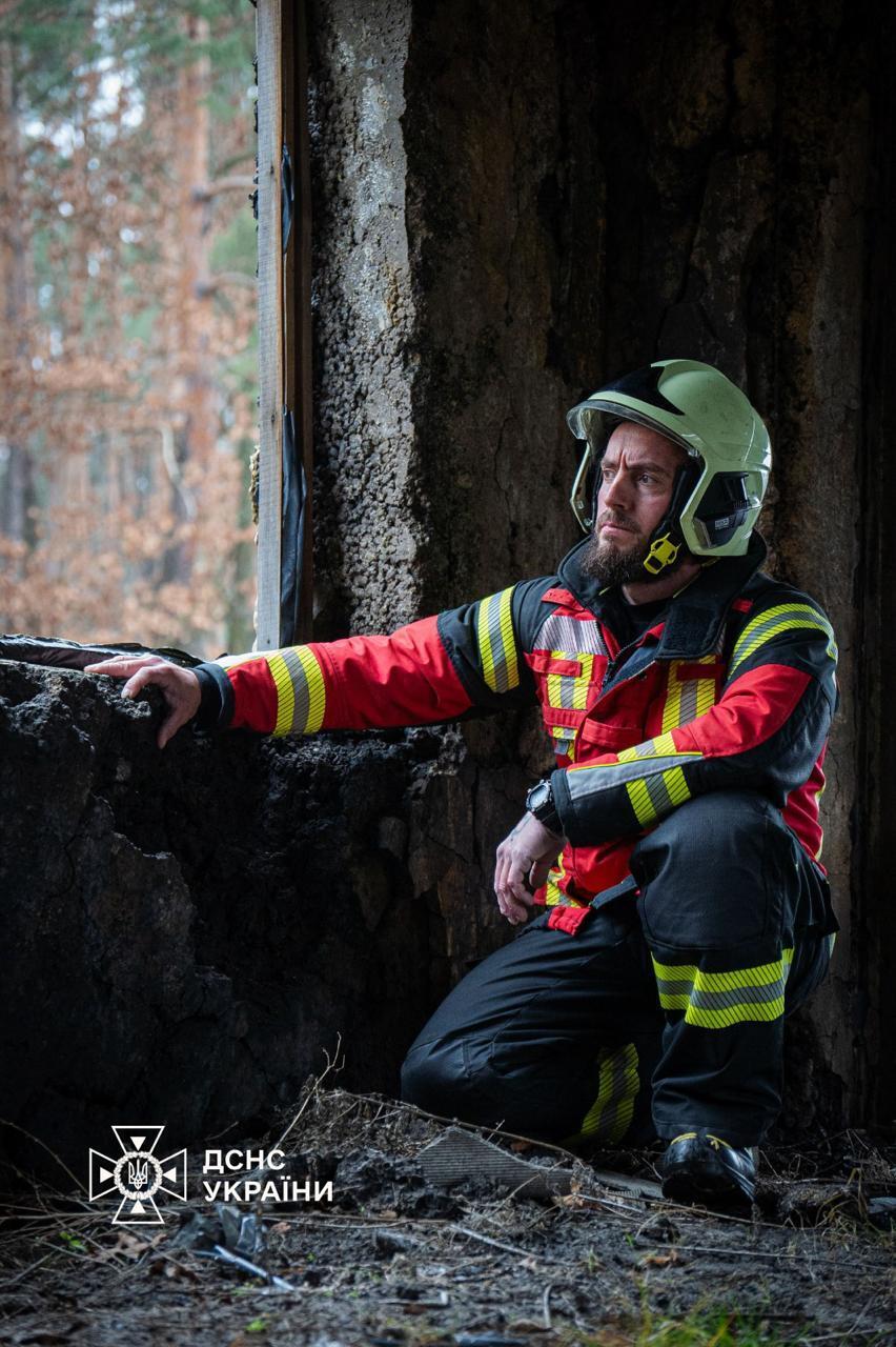 Будинок був у вогні: рятувальник розповів, як виносив з полум'я людей після ворожого удару по Києву. Фото та відео