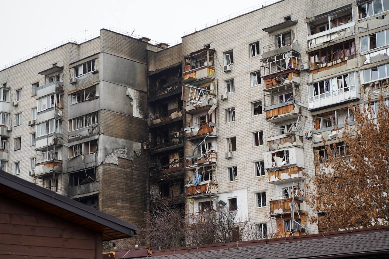 Россия ударила дронами по Вышгороду: загорелась многоэтажка, погиб человек. Фото и видео