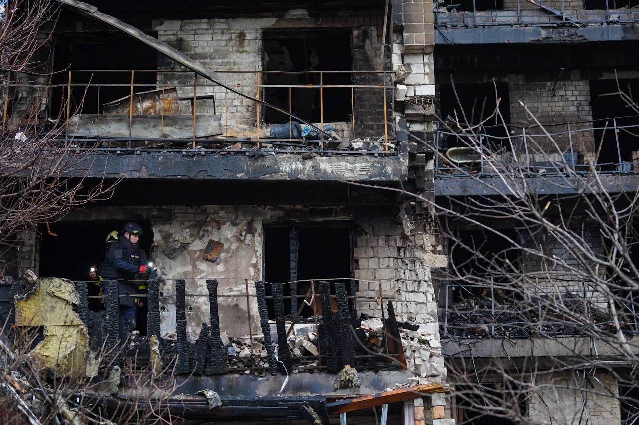 Россия ударила дронами по Вышгороду: загорелась многоэтажка, погиб человек. Фото и видео