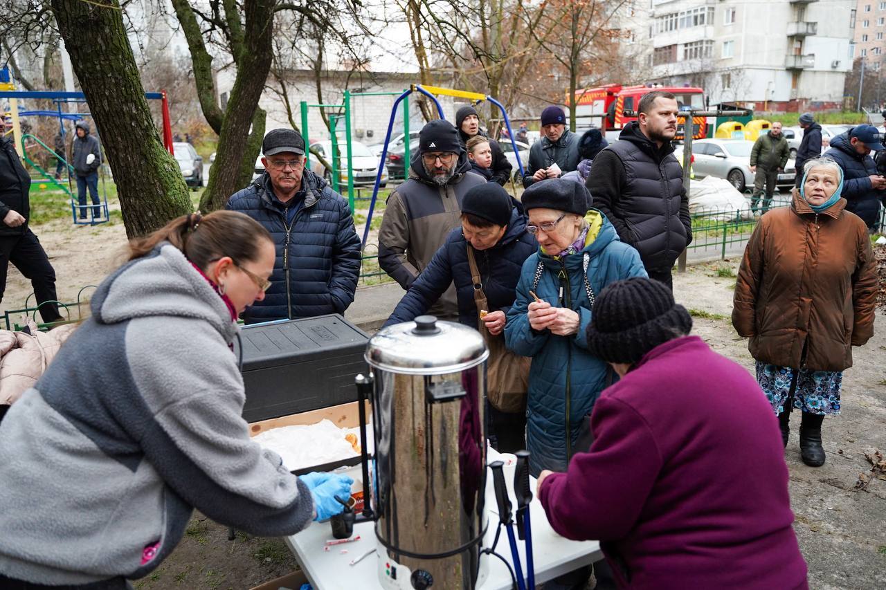 Россия ударила дронами по Вышгороду: загорелась многоэтажка, погиб человек. Фото и видео