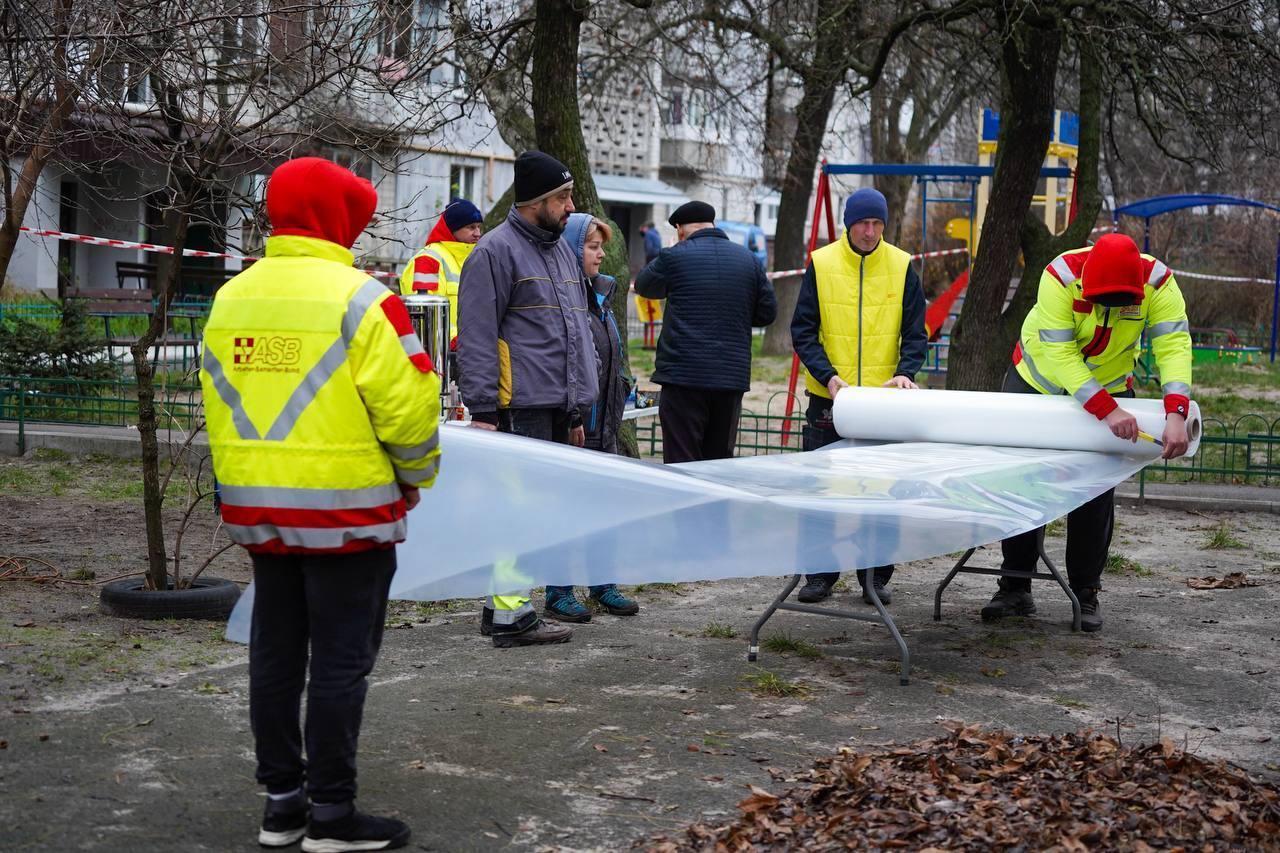 Россия ударила дронами по Вышгороду: загорелась многоэтажка, погиб человек. Фото и видео