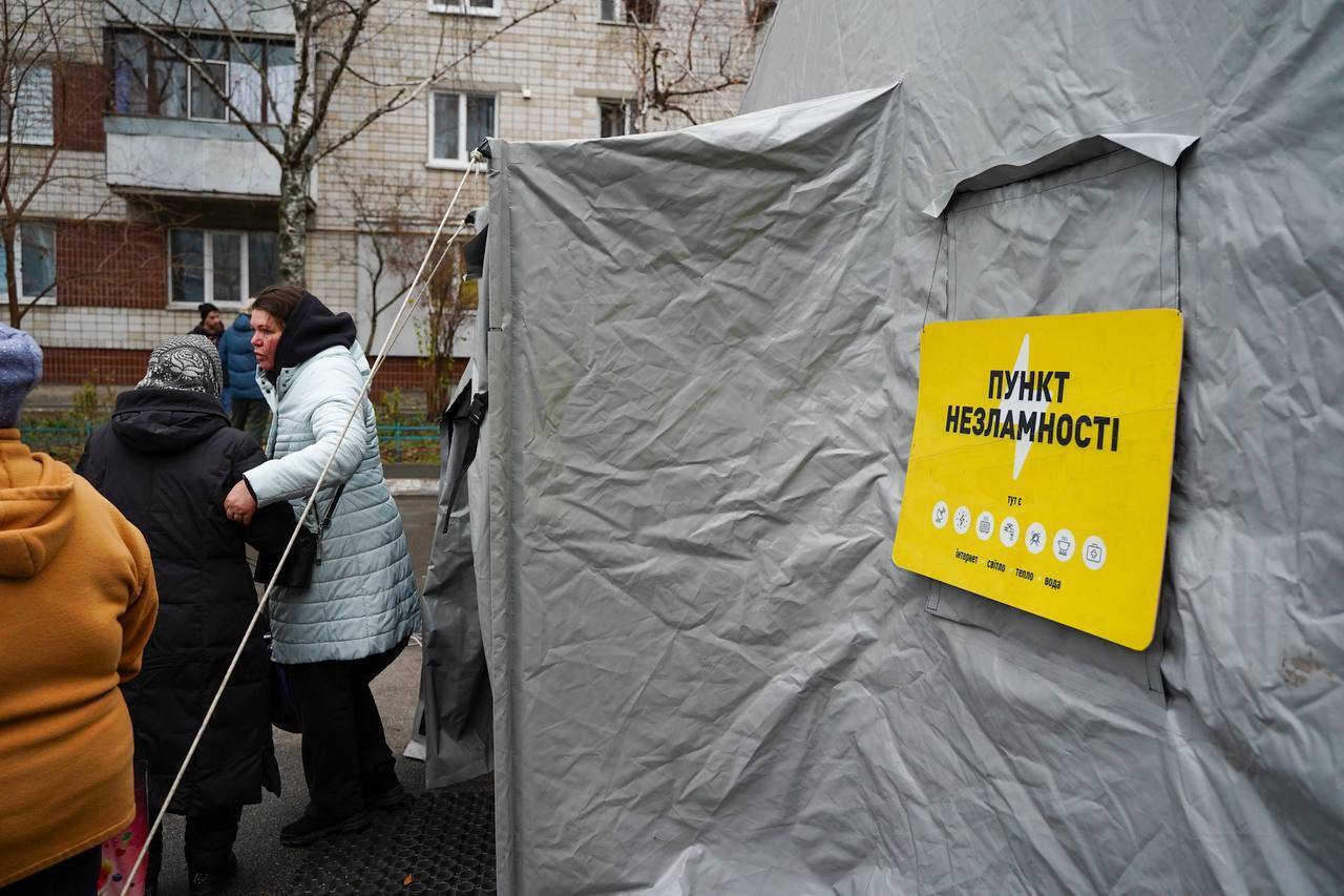 Россия ударила дронами по Вышгороду: загорелась многоэтажка, погиб человек. Фото и видео