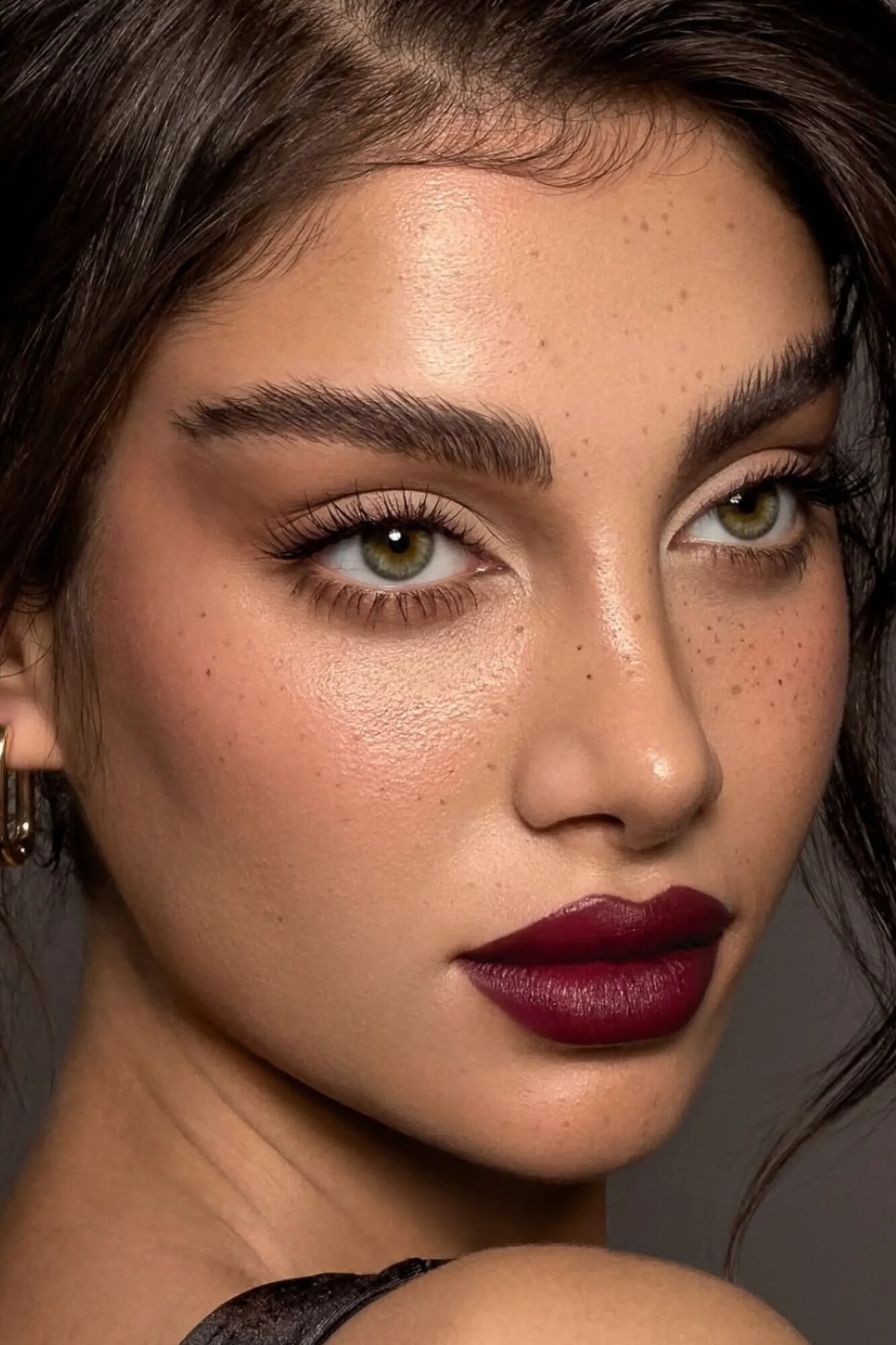 Яку помаду носити цієї осені та зими: відтінки, що справлять фурор