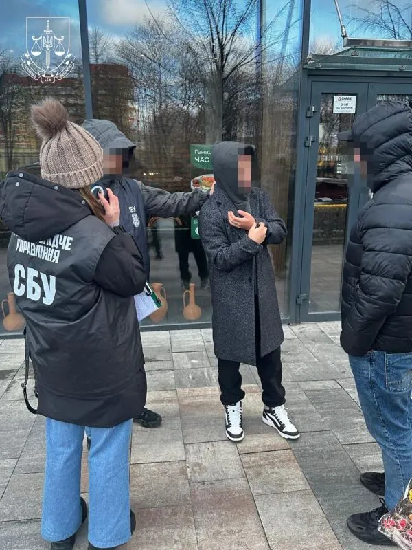 В Україні кинули за грати іноземного шпигуна, який намагався отримати секретну технічну документацію на український літак. Фото