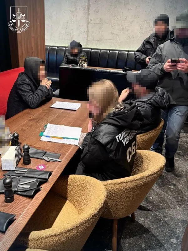 В Україні кинули за грати іноземного шпигуна, який намагався отримати секретну технічну документацію на український літак. Фото