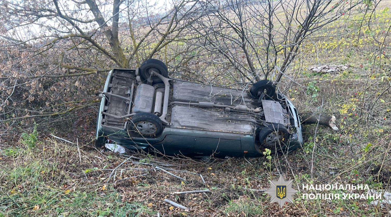 На Київщині легковик з’їхав у кювет та перекинувся: серед постраждалих є дитина. Фото та подробиці