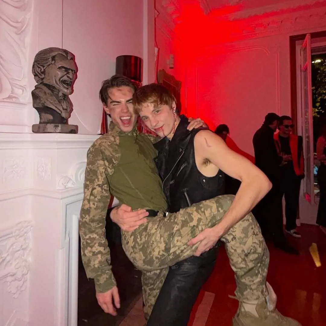 Блогер, який виїхав за кордон, осквернив форму ЗСУ в Геловін та нарвався на жорсткий коментар військового. Обурливі фото