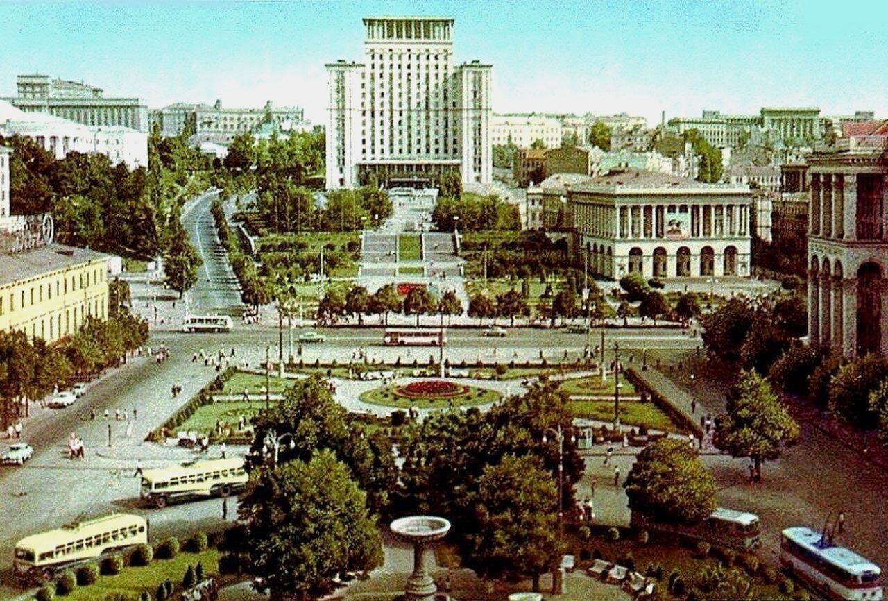 Сквер и фонтан вместо стеклянного купола ТЦ: как выглядел Майдан Незалежности в 1960-х годах. Архивное фото