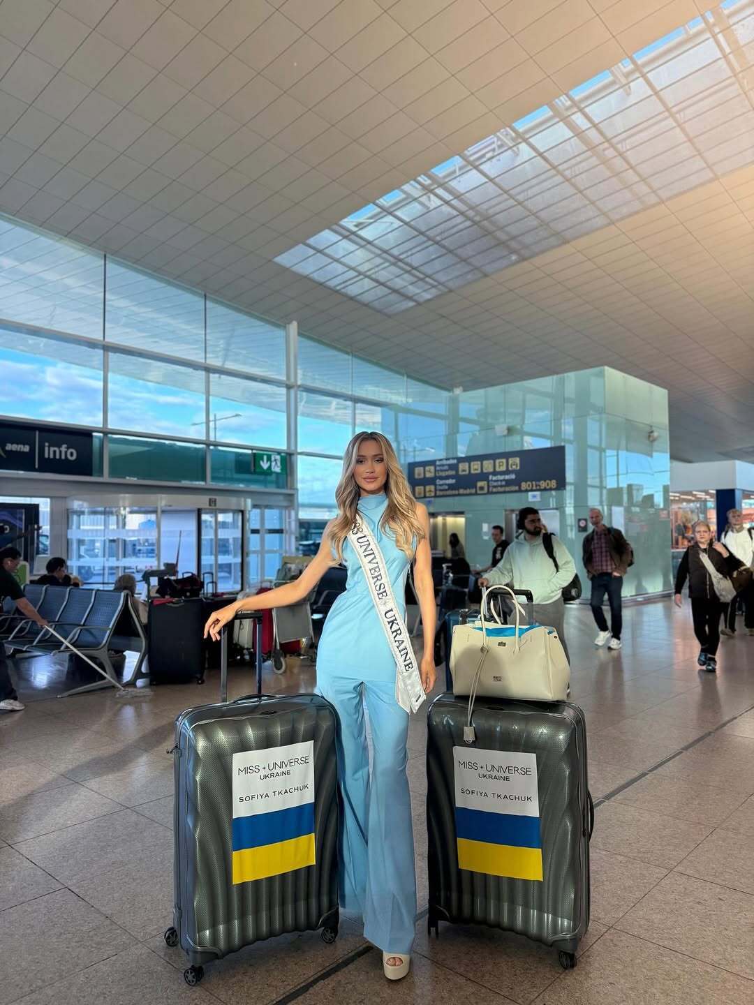"Міс Всесвіт Україна 2025" приїхала на конкурс краси та показала перші приголомшливі образи. Фото