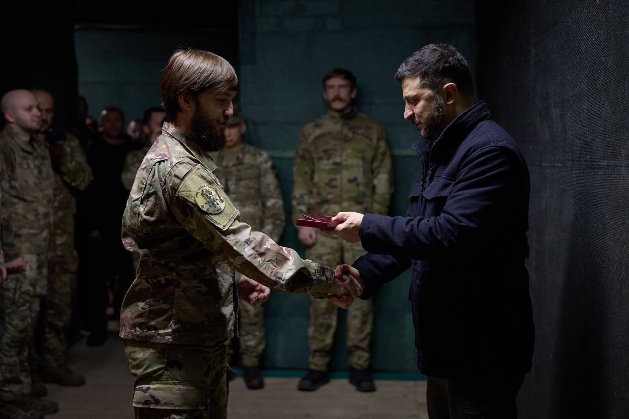 "Це наша держава, це наш схід": Зеленський відвідав фронт і зустрівся з українськими воїнами. Фото і відео