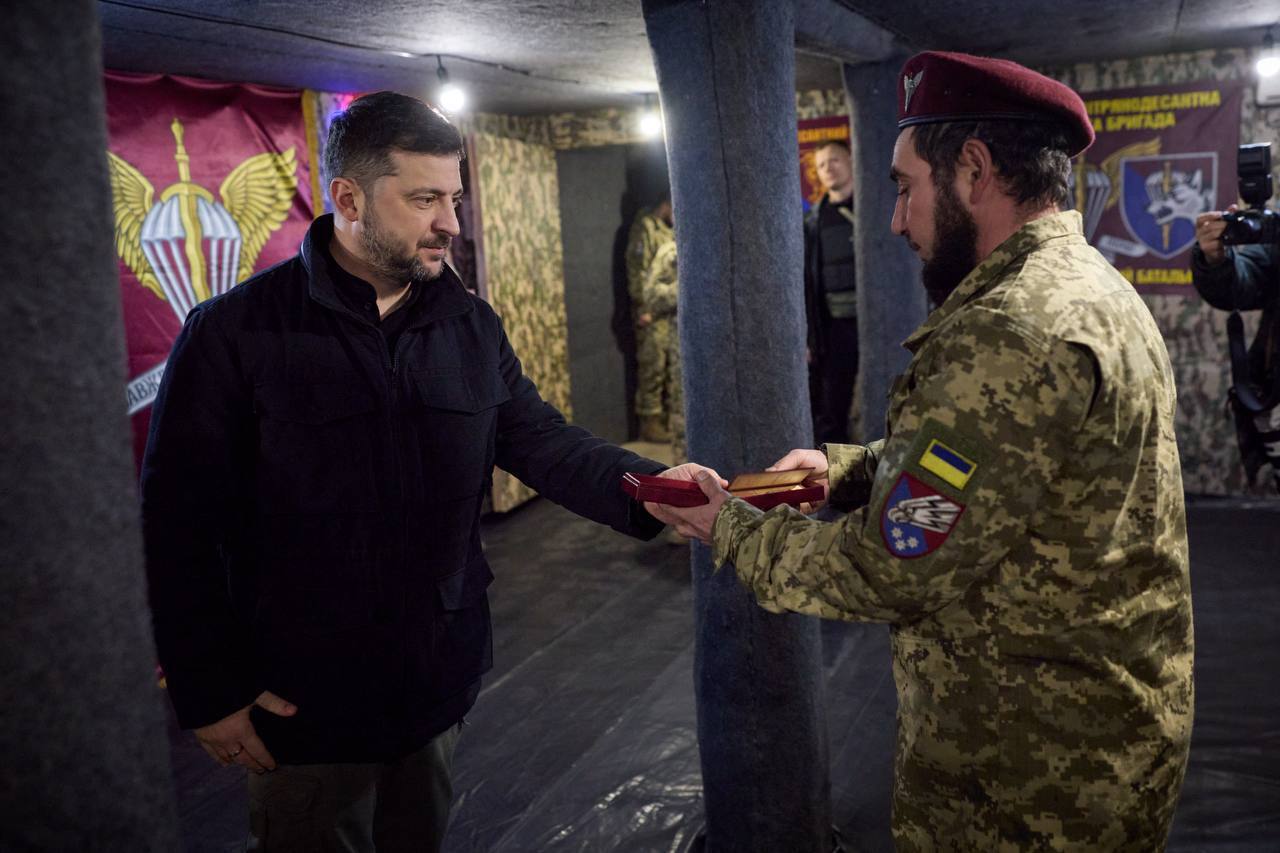 "Це наша держава, це наш схід": Зеленський відвідав фронт і зустрівся з українськими воїнами. Фото і відео