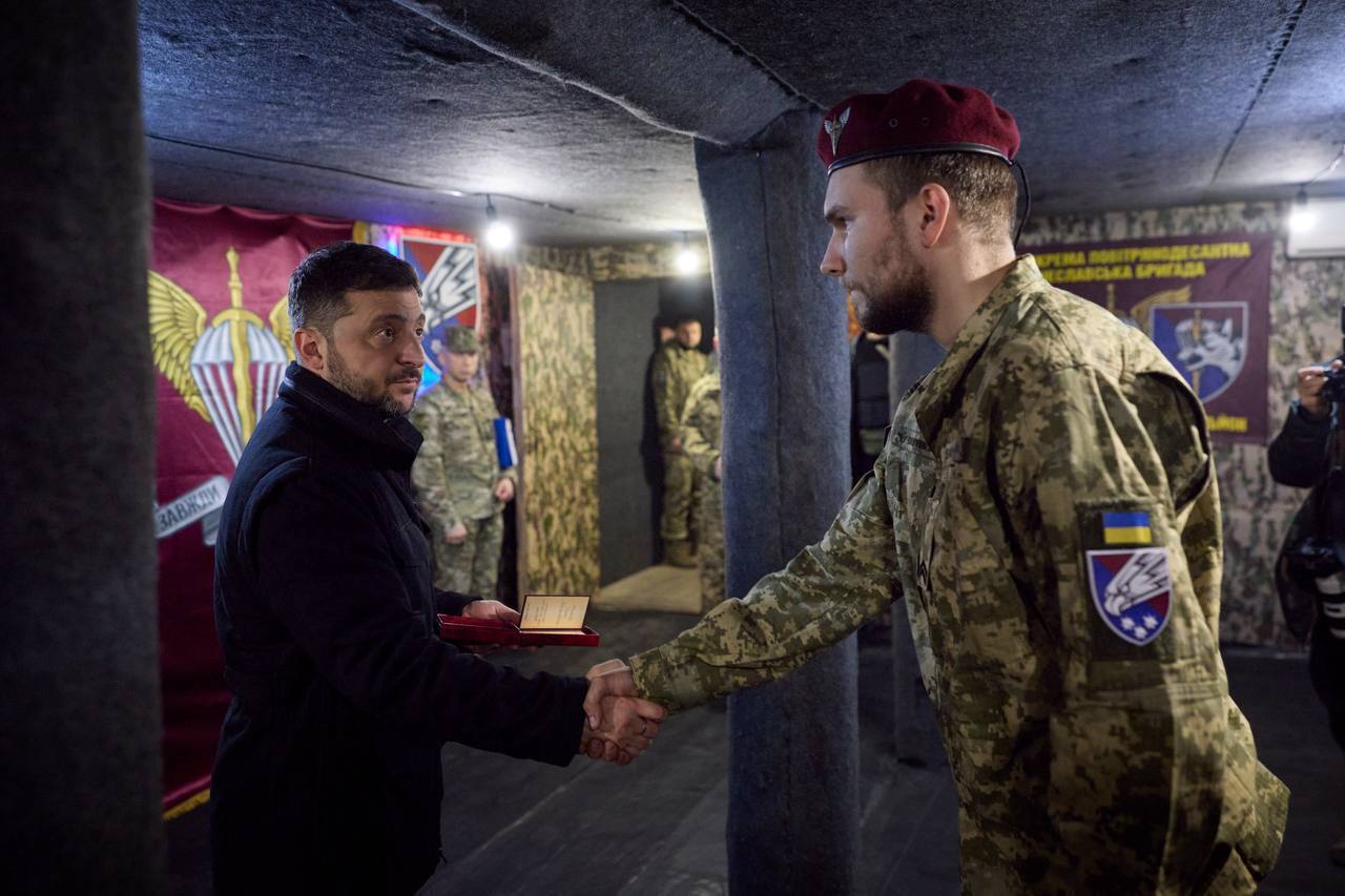 "Це наша держава, це наш схід": Зеленський відвідав фронт і зустрівся з українськими воїнами. Фото і відео