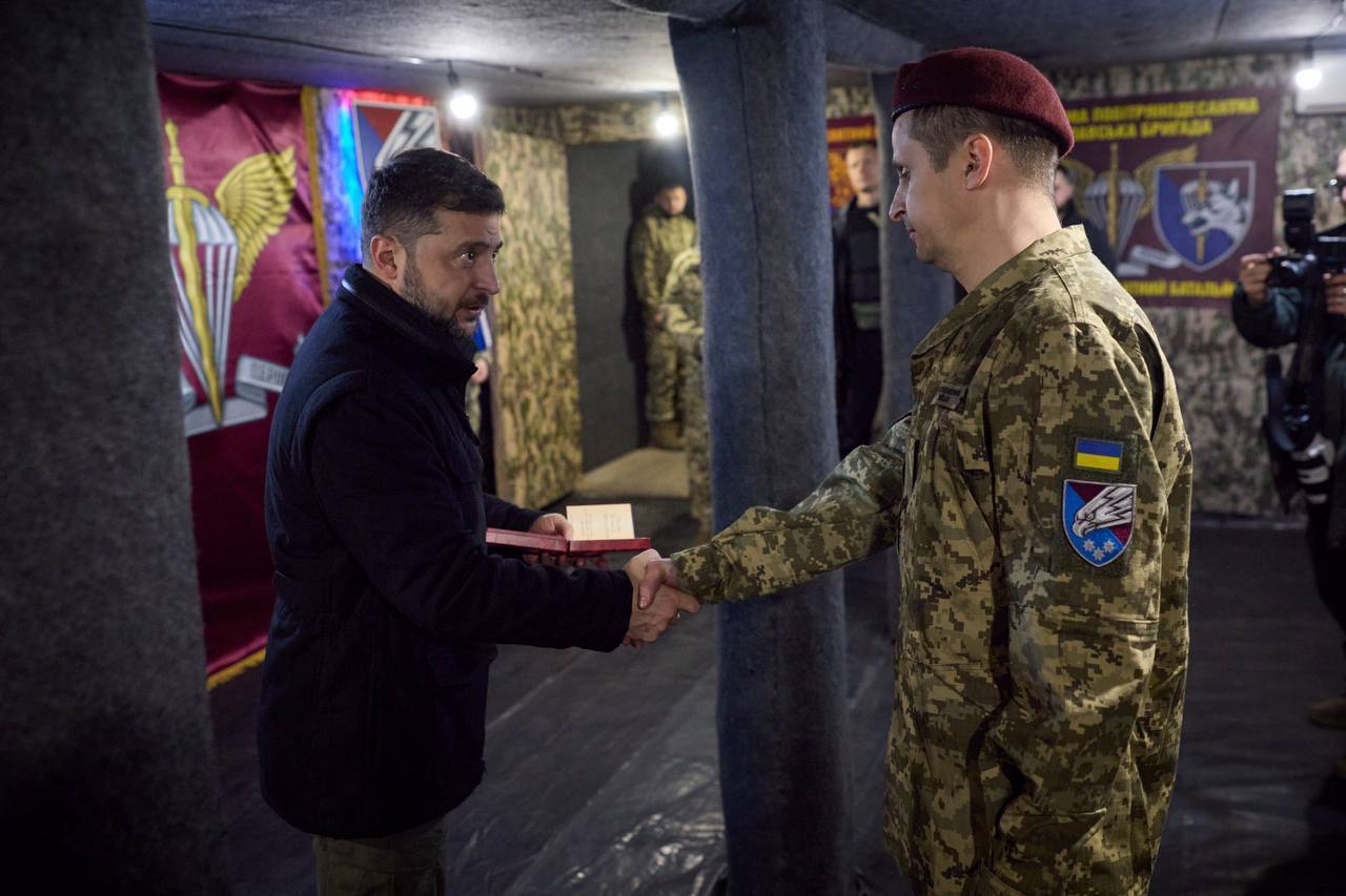 "Це наша держава, це наш схід": Зеленський відвідав фронт і зустрівся з українськими воїнами. Фото і відео