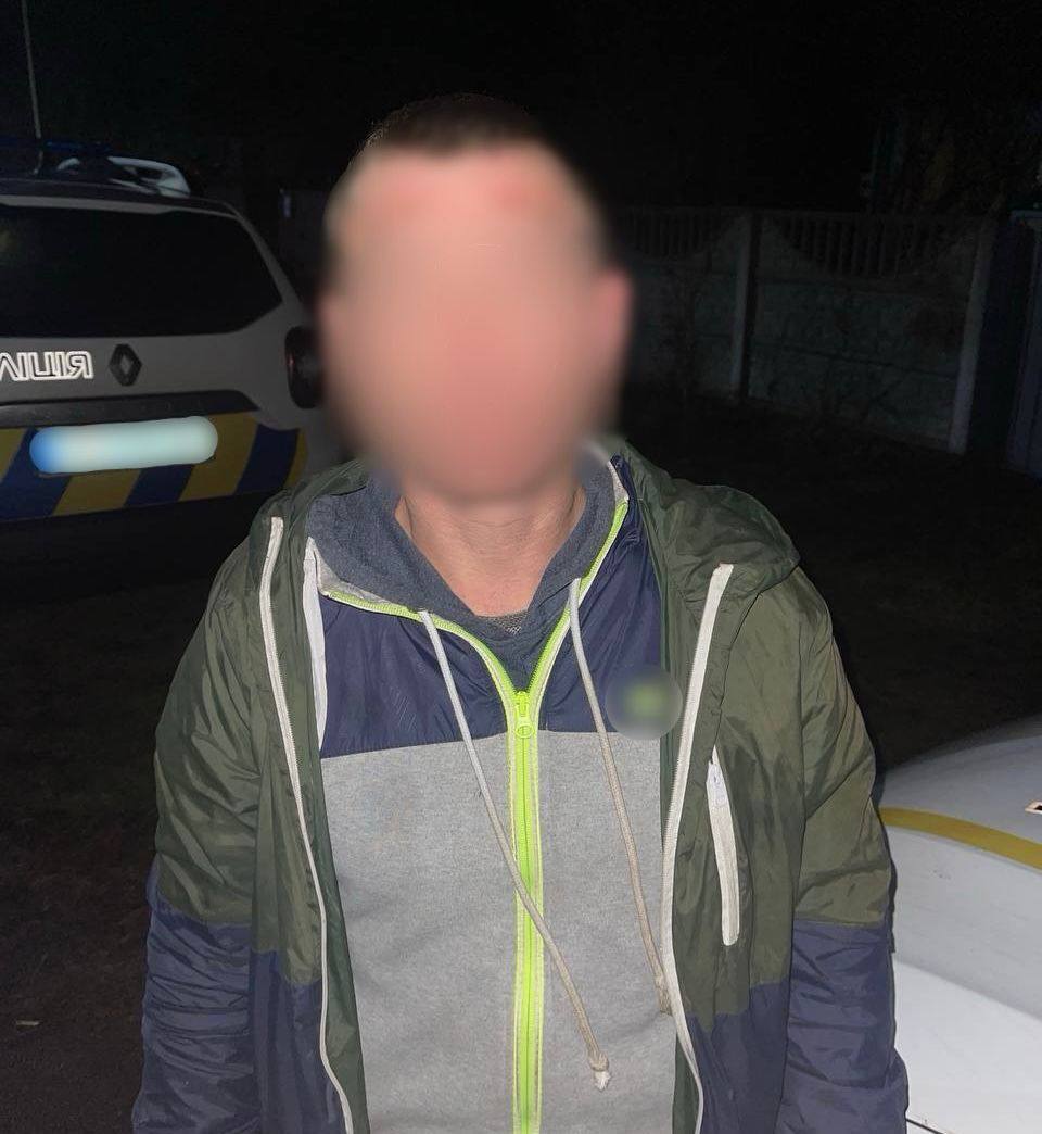 На Київщині 37-річний чоловік протягом року ґвалтував неповнолітніх падчерок. Подробиці справи