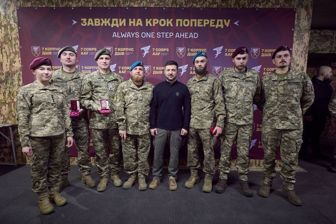 "Це наша держава, це наш схід": Зеленський відвідав фронт і зустрівся з українськими воїнами. Фото і відео