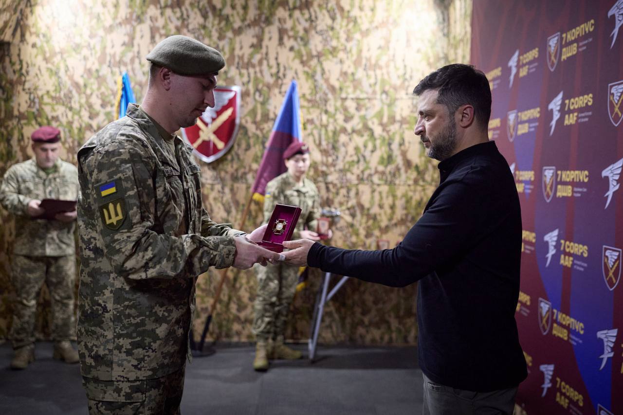 "Це наша держава, це наш схід": Зеленський відвідав фронт і зустрівся з українськими воїнами. Фото і відео