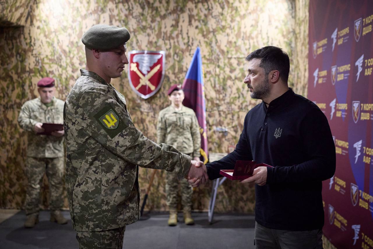 "Це наша держава, це наш схід": Зеленський відвідав фронт і зустрівся з українськими воїнами. Фото і відео