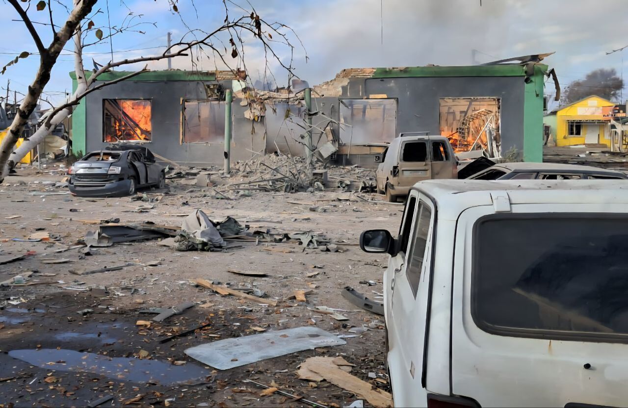Росіяни вдарили по центру селища на Дніпропетровщині: загинуло двоє людей. Фото