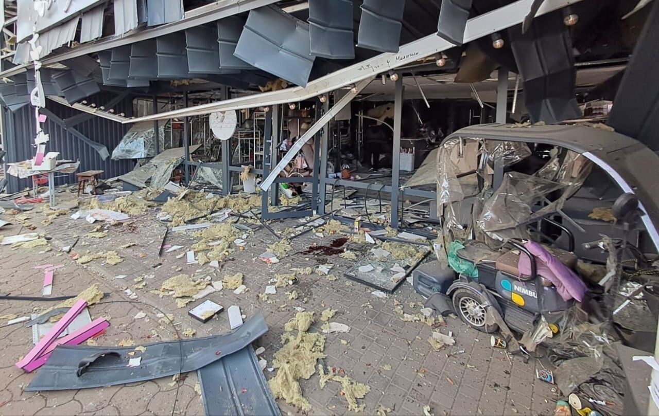 Росіяни вдарили по центру селища на Дніпропетровщині: загинуло двоє людей. Фото