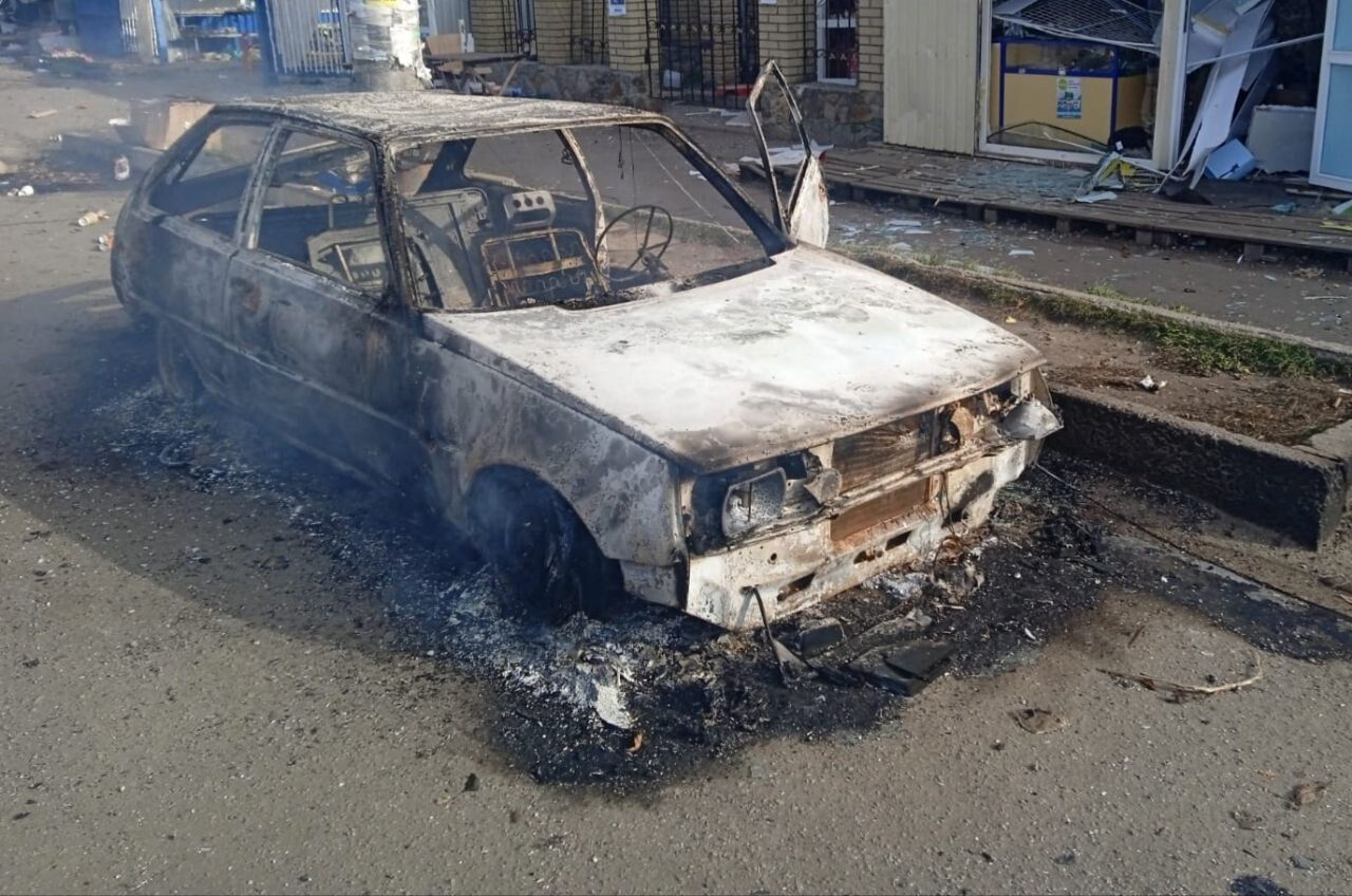 Росіяни вдарили по центру селища на Дніпропетровщині: загинуло двоє людей. Фото