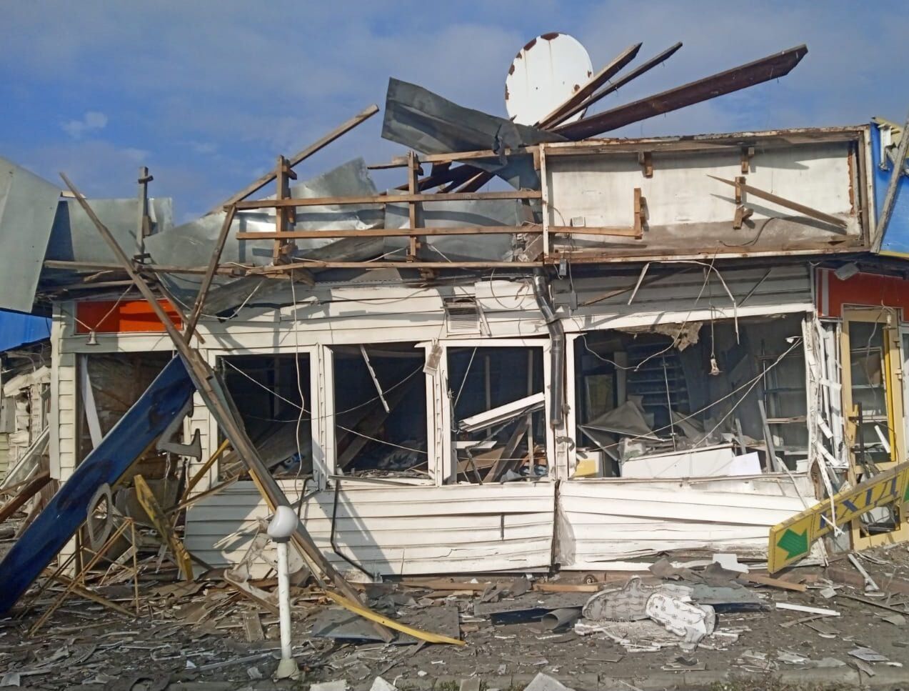 Росіяни вдарили по центру селища на Дніпропетровщині: загинуло двоє людей. Фото