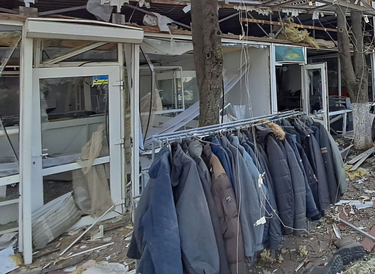 Росіяни вдарили по центру селища на Дніпропетровщині: загинуло двоє людей. Фото