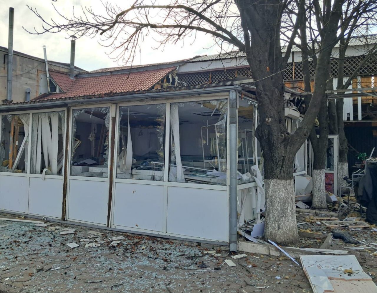 Росіяни вдарили по центру селища на Дніпропетровщині: загинуло двоє людей. Фото