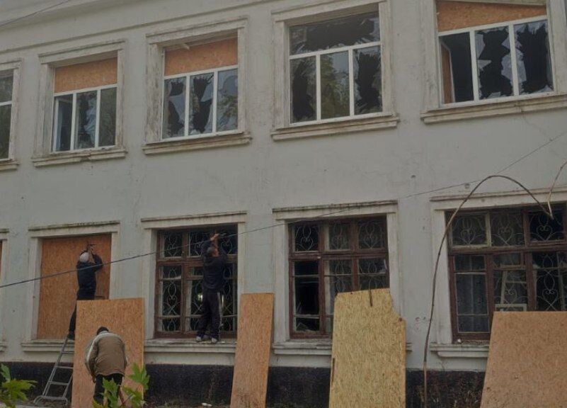 Росіяни вдарили по центру селища на Дніпропетровщині: загинуло двоє людей. Фото