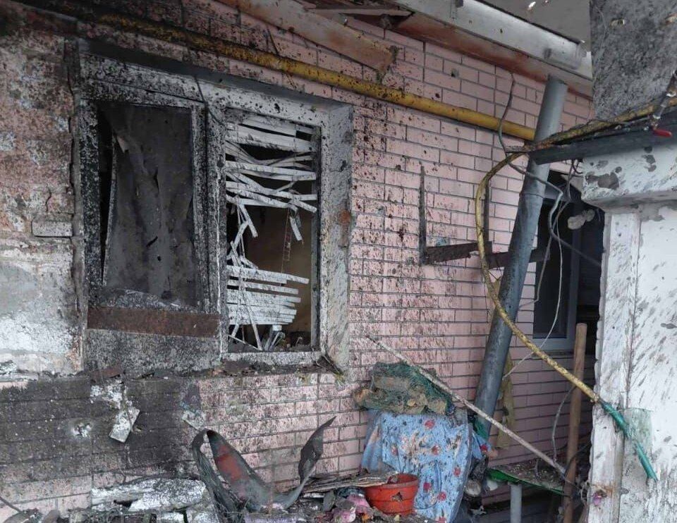Росіяни вдарили по центру селища на Дніпропетровщині: загинуло двоє людей. Фото