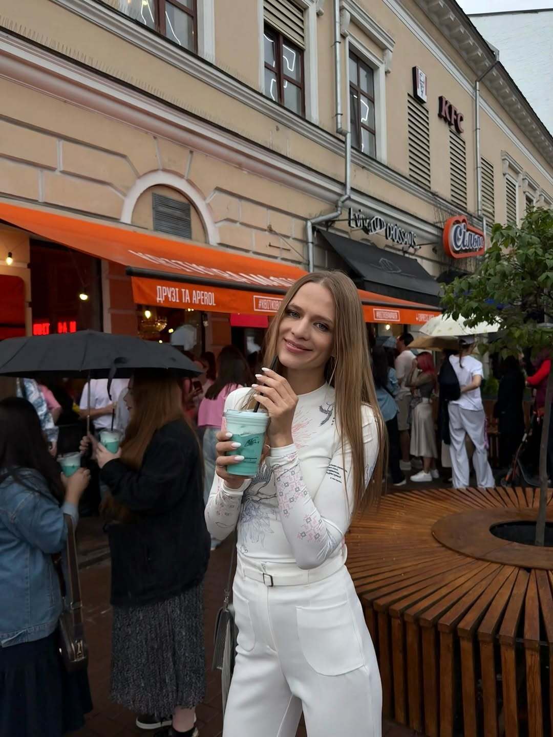 Віталій Козловський поцілувався з Наталією Могилевською на сцені: дружина співака відреагувала