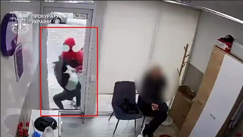 В Киеве мужчина нападал на женщин, которые гуляли с детьми: бил их и таскал за волосы. Подробности и видео